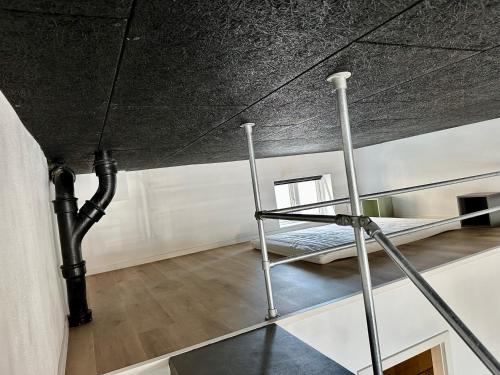 马里博Torvet17 Nr1 - 42m2的黑色天花板的房间里的一个床位