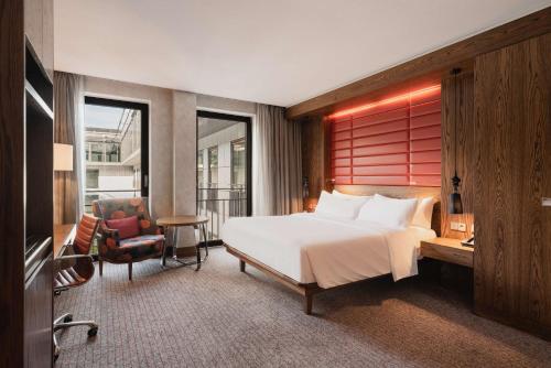 海牙海牙希尔顿酒店的一间卧室配有一张床、一张桌子和一把椅子