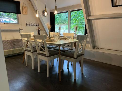 杜柏Chalet 177 Durbuy的一间配备有白色桌椅的用餐室