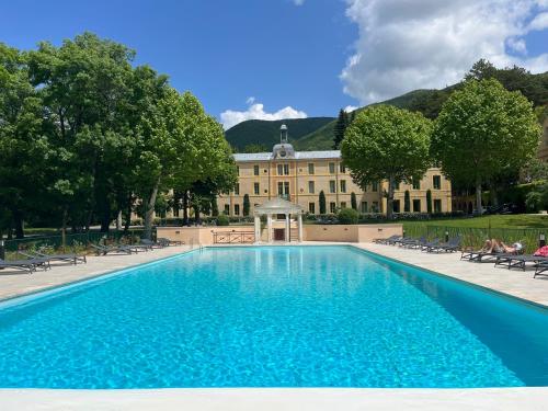 蒙布兰莱班Mont Ventoux-Chateau Gipieres app nr 9的大楼前的大型游泳池