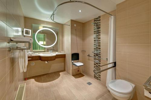 美因河畔法兰克福希尔顿花园法兰克福空港酒店的浴室配有卫生间、盥洗盆和淋浴。