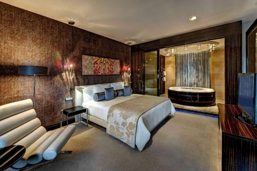 美因河畔法兰克福希尔顿法兰克福机场酒店的一间卧室设有一张大床和一个浴缸