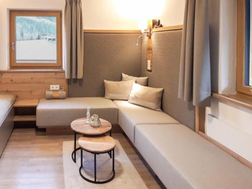 奥贝劳Chalet Gasteig的小房间设有两张沙发和一张桌子