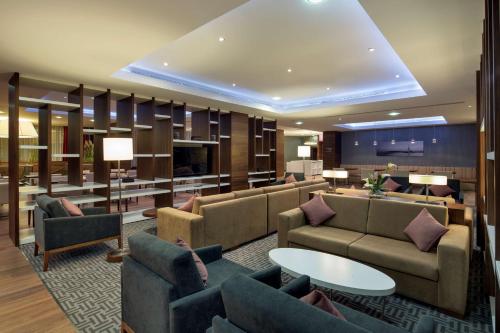 伊斯坦布尔卡亚什尔希尔顿欢朋酒店的酒店大堂设有沙发和桌椅