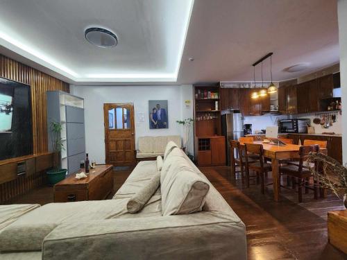 巴斯科Lorenzo's Homestay的带沙发的大客厅和厨房