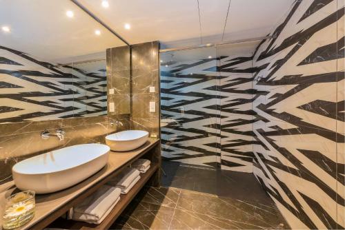 尼科西亚Hilton Nicosia的一间带水槽和镜子的浴室