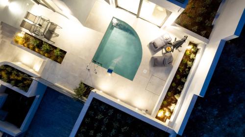 拉夫蒂港White Cliff Luxury Suites by A&D Properties的享有别墅内游泳池的顶部景致