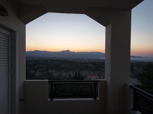海若克利欧Creta Luxury Villas的从房子的窗户欣赏日落美景