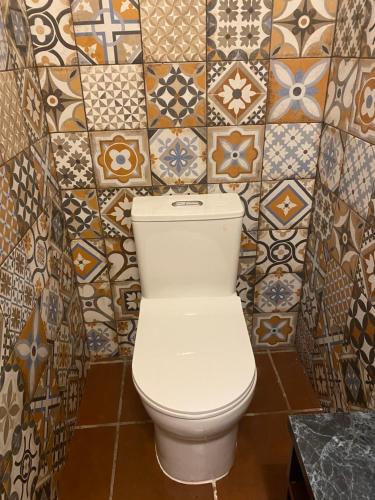 危地马拉安地瓜RUAJ HOSTAL -Wellness-Colonial-Exclusive-的浴室的卫生间,墙上铺有瓷砖