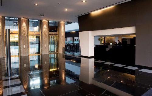 马德里希尔顿马德里机场酒店的大楼内带酒吧的大堂