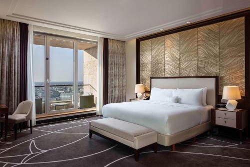 柏林柏林华尔道夫酒店的一间卧室设有一张大床和一个大窗户