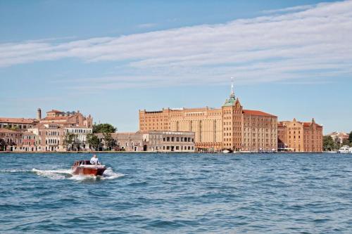 威尼斯威尼斯莫利诺斯塔基希尔顿酒店的城市前水面上的小船