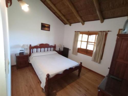 科隆Cabañas del Paraiso的一间卧室设有一张大床和一个窗户。