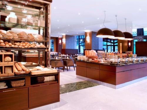 安特卫普安特卫普老城希尔顿酒店的面包店展示面包和糕点