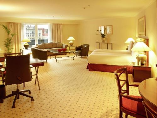 安特卫普安特卫普老城希尔顿酒店的酒店客房设有床和客厅。