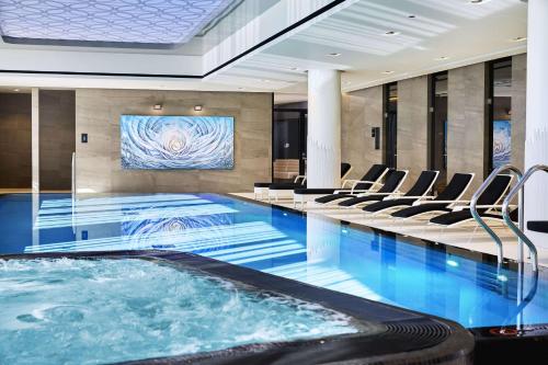 塔林希尔顿塔林公园酒店的酒店大堂的游泳池,设有游泳池