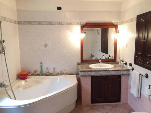 圣维托Domu Santu Idu的一间带大浴缸和水槽的浴室