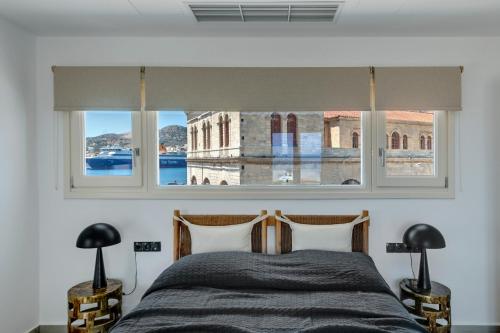 埃尔莫波利斯NOS Suites的一间卧室设有一张床和一个大窗户