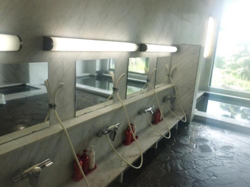 OtsukiHotel Bellreef Otsuki - Vacation STAY 43750v的浴室的墙上装有防火龙头,配有镜子