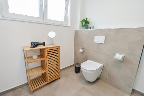 比勒费尔德Großzügig & individuell - Balkon - WiFi - TV的一间带卫生间和水槽的浴室
