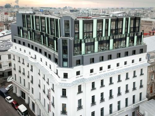 布加勒斯特Hilton Garden Inn Bucharest Old Town的享有白色建筑的空中景致,设有窗户。