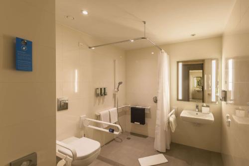美因河畔法兰克福Hampton By Hilton Frankfurt Airport的白色的浴室设有卫生间和水槽。