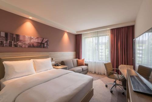 美因河畔法兰克福法兰克福市中心东希尔顿汉普顿酒店的配有一张床和一张书桌的酒店客房