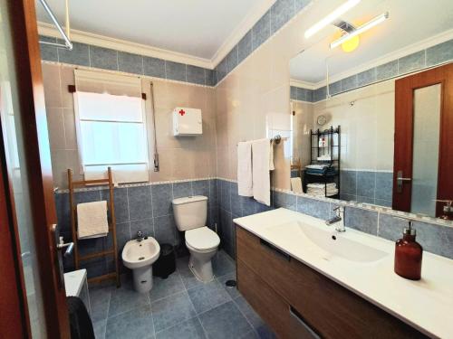 阿尔布费拉MSHomes Corcovada的一间带卫生间、水槽和镜子的浴室