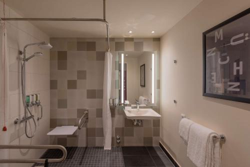 慕尼黑Hampton By Hilton Munich City North的一间带水槽和淋浴的浴室