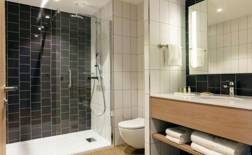 朗吉斯Hilton Garden Inn Paris Orly Airport的带淋浴、卫生间和盥洗盆的浴室