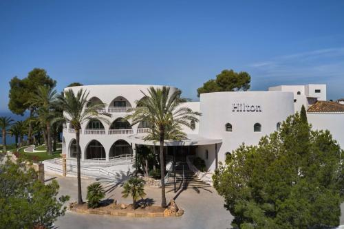 帕格拉Hilton Mallorca Galatzo的一座棕榈树建筑