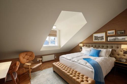 雷克雅未克雷克雅未克孔苏拉特酒店，希尔顿Curio Collection酒店的一间卧室配有一张带蓝色枕头的大床