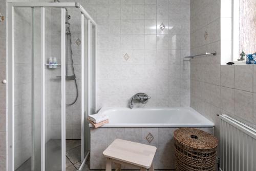 华姆斯唐吉Túnfífill Guesthouse - free hot tub and sauna, cozy and quiet的设有带浴缸和淋浴的浴室。