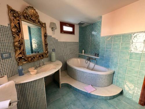 卡拉古诺内B&B Easy Wind的带浴缸、水槽和镜子的浴室