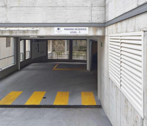 的里雅斯特DoubleTree By Hilton Trieste的地面上一个空的停车场,有黄色条纹