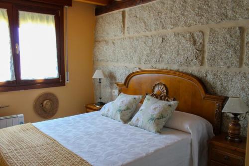 奥伦塞Casa AsCampinas的卧室配有白色的床和2个枕头