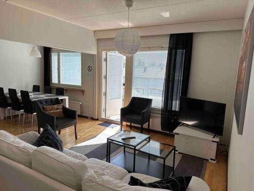 托尔尼奥Tornio Sauna appartment 2BR的客厅配有沙发和桌椅
