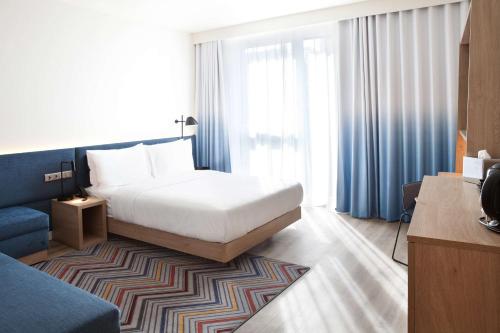 维也纳Hampton By Hilton Vienna Messe的酒店客房,配有床和沙发