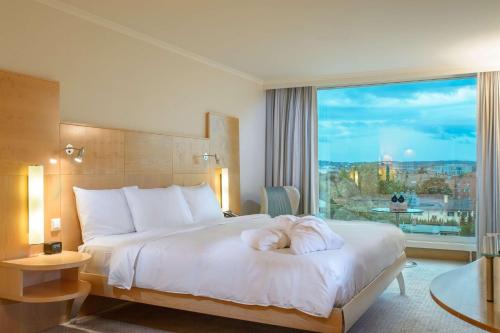 欧普菲康希尔顿苏黎世机场酒店的酒店客房设有一张床和一个大窗户