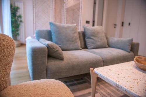 贝尔格莱德Oniro Suite的客厅配有沙发和桌子
