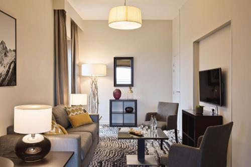 圣普列斯特DoubleTree by Hilton Lyon Eurexpo的客厅配有沙发和桌子