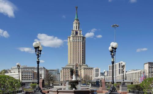 莫斯科莫斯科列宁格勒希尔顿酒店的一座城市高塔楼的大型建筑