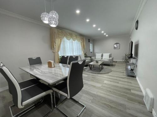 多伦多Luxurious Cozy House in Bluffs with Lake View的用餐室以及带桌椅的起居室。