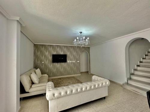 马力诺港Villas Yanina Luxe Gran Alacant的带沙发和电视的客厅