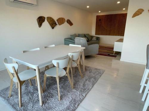 波尔图Quarto duplo com casa de banho exclusiva no Porto的客厅配有白色的桌椅