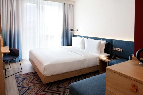 哈尔伯格摩斯Hampton by Hilton Munich Airport South的酒店客房设有床和窗户。