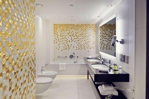 罗兹罗兹希尔顿逸林酒店的浴室设有2个水槽和2个卫生间