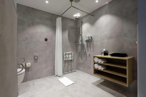 奥尔什丁Hampton By Hilton Olsztyn的带淋浴和卫生间的浴室