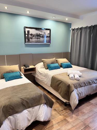 FederalAyres Apart Hotel的一间卧室配有两张带毛巾的床
