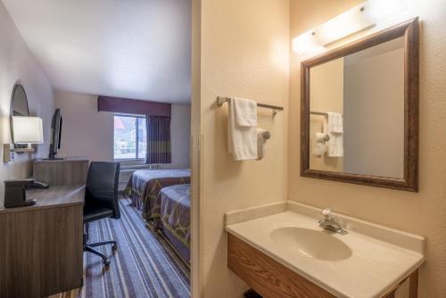 比尤特比尤特速8汽车旅馆的酒店客房设有水槽和一张床